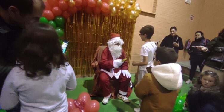 La visita sorpresa de Papá Noel pone el broche a la fiesta navideña del colegio Severiano Montero, en Peñaranda