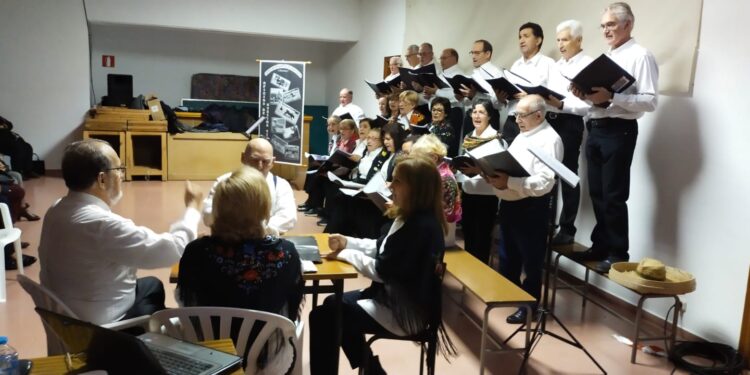 El coro popular de Villoruela cierra el encuentro de las asociaciones de mujeres de la comarca de Peñaranda