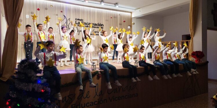 El colegio La Encarnación, de Peñaranda, celebra su festival navideño con actuaciones de alumnos de Infantil y Primaria