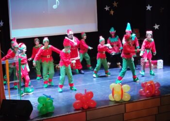 El festival navideño del colegio Severiano Montero, de Peñaranda, llena el CDS de música, bailes y sorpresas