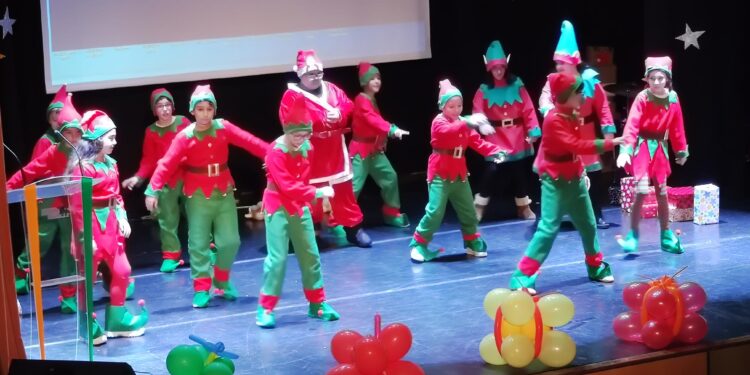 El festival navideño del colegio Severiano Montero, de Peñaranda, llena el CDS de música, bailes y sorpresas