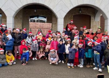Babilafuente brinda un gran recibimiento a Papá Noel que ha recorrido las calles del municipio en su trineo