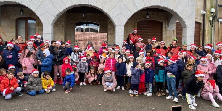 Babilafuente brinda un gran recibimiento a Papá Noel que ha recorrido las calles del municipio en su trineo