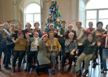 Los participantes en el programa VIVE comparten en Peñaranda un animado encuentro navideño en el centro social