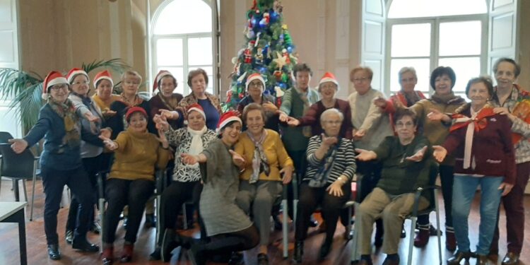 Los participantes en el programa VIVE comparten en Peñaranda un animado encuentro navideño en el centro social