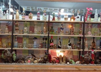 Una original colección de botellas decoradas para despedir a un negocio histórico de Peñaranda que echa el cierre por jubilación