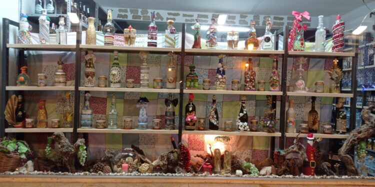 Una original colección de botellas decoradas para despedir a un negocio histórico de Peñaranda que echa el cierre por jubilación