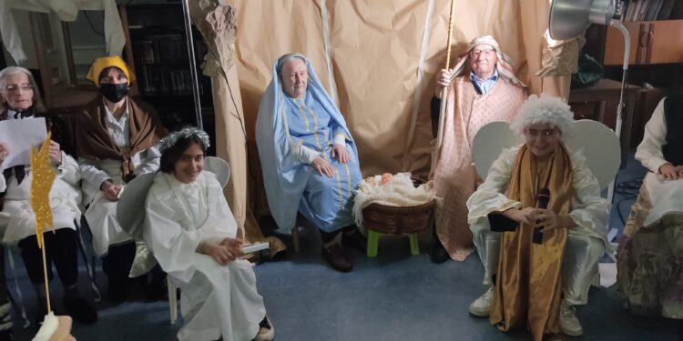 «Escenas de Navidad» transforma la residencia del Sagrado Corazón, de Peñaranda, en un animado belén viviente