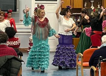 Los mayores de la residencia Sagrado Corazón, de Peñaranda, disfrutan de una tarde por sevillanas con la asociación El Rocío