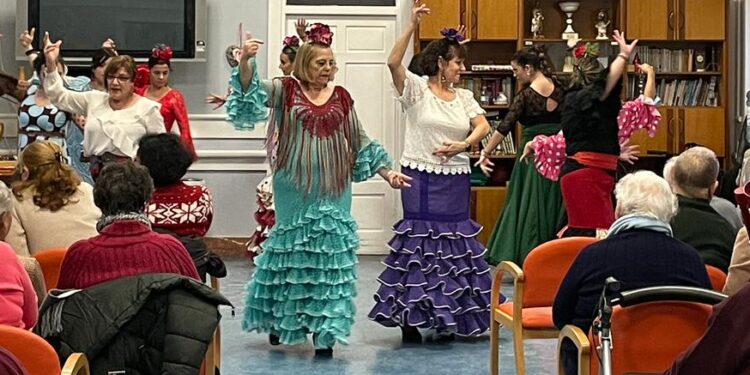 Los mayores de la residencia Sagrado Corazón, de Peñaranda, disfrutan de una tarde por sevillanas con la asociación El Rocío
