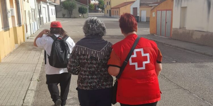 La pandemia silenciosa: Cruz Roja apoya a más de 750 personas mayores que viven solas en Salamanca