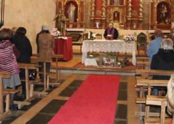 La lluvia desluce la última fiesta del año en Moríñigo y obliga a dejar a Santa Bárbara «a cubierto» en la iglesia parroquial