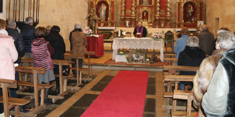 La lluvia desluce la última fiesta del año en Moríñigo y obliga a dejar a Santa Bárbara «a cubierto» en la iglesia parroquial