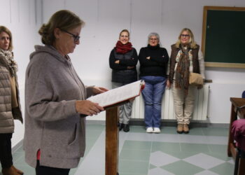 Santiago de la Puebla comparte la lectura de la Constitución y pone el broche a la tarde con un bingo y una castañada