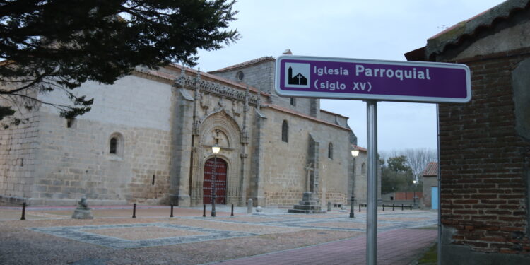 Santiago de la Puebla estrena señalización en sus principales recursos turísticos como la iglesia, la plaza o el antiguo hospital