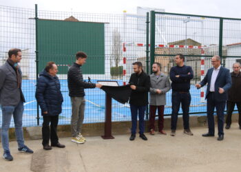Villar de Gallimazo rinde un emotivo y merecido homenaje al atleta Mario García Romo y le dedica el frontón polideportivo