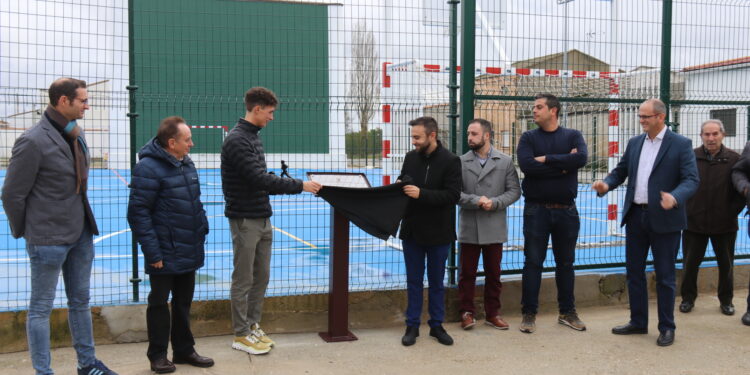 Villar de Gallimazo rinde un emotivo y merecido homenaje al atleta Mario García Romo y le dedica el frontón polideportivo