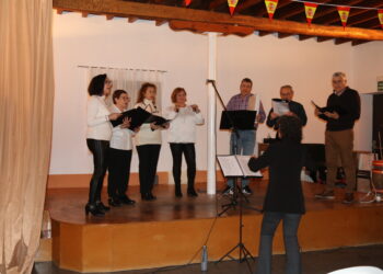 Aldeaseca de la Frontera da la bienvenida a las fiestas navideñas con un recital del coro Voces Amigas y una chocolatada