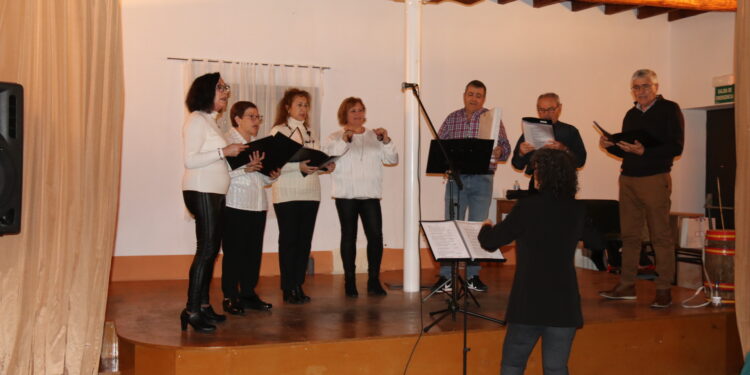 Aldeaseca de la Frontera da la bienvenida a las fiestas navideñas con un recital del coro Voces Amigas y una chocolatada