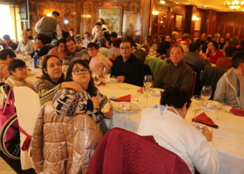 Usuarios y trabajadores de la asociación Acopedis disfrutan en Peñaranda de una comida navideña seguida de un animado baile
