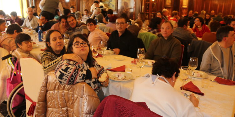 Usuarios y trabajadores de la asociación Acopedis disfrutan en Peñaranda de una comida navideña seguida de un animado baile