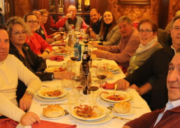 Jesús Díaz Muñoz celebra su jubilación junto a sus compañeros de la cooperativa Labajo Luis, de Paradinas de San Juan