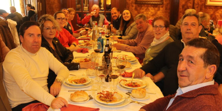 Jesús Díaz Muñoz celebra su jubilación junto a sus compañeros de la cooperativa Labajo Luis, de Paradinas de San Juan