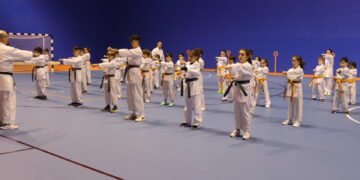 El pabellón polideportivo cubierto de Peñaranda acoge la jornada de puertas abiertas organizada por el club de karate CID