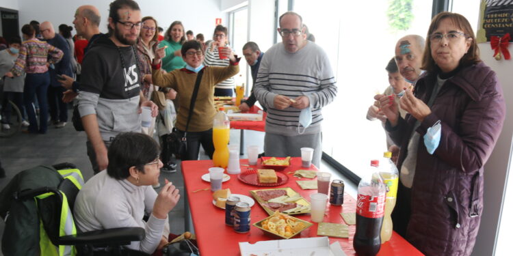 Acopedis reúne a usuarios, trabajadores y familias en un ágape para disfrutar juntos de las celebraciones navideñas