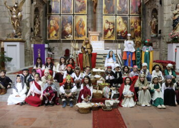 Niños y niñas dan vida en Peñaranda a los personajes de un belén viviente escenificado en el interior de la iglesia parroquial