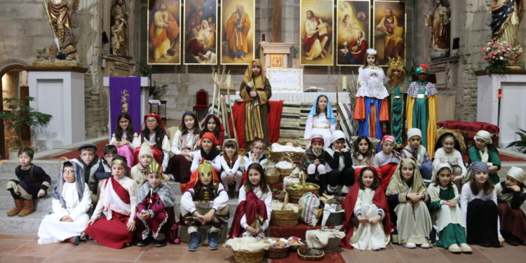 Niños y niñas dan vida en Peñaranda a los personajes de un belén viviente escenificado en el interior de la iglesia parroquial