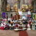 Niños y niñas dan vida en Peñaranda a los personajes de un belén viviente escenificado en el interior de la iglesia parroquial