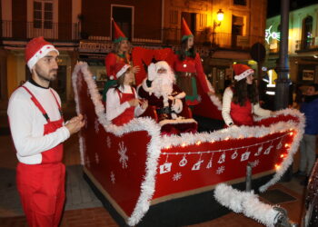 Multitudinario recibimiento a Papá Noel en Peñaranda con cientos de niños ilusionados por salurdarle y entregarle sus cartas