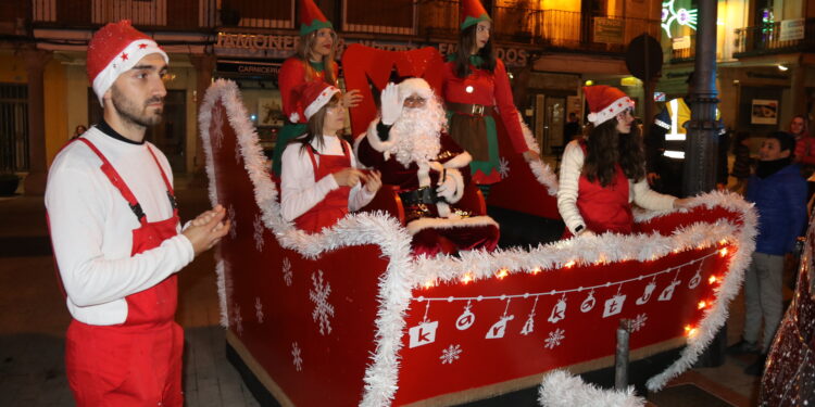 Multitudinario recibimiento a Papá Noel en Peñaranda con cientos de niños ilusionados por salurdarle y entregarle sus cartas