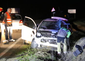 Dos heridos tras un violento choque en el cruce de Riolobos con un turismo y un autobús de línea implicados en el siniestro