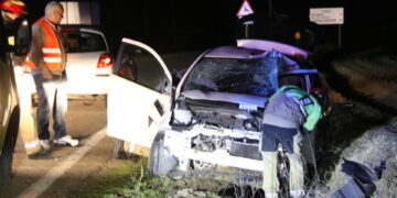 Dos heridos tras un violento choque en el cruce de Riolobos con un turismo y un autobús de línea implicados en el siniestro