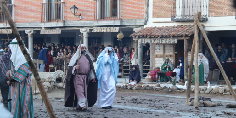 Multitudinario regreso del Belén de los Oficios a Santiago de la Puebla que se consolida como la gran cita navideña de la comarca