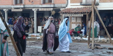 Multitudinario regreso del Belén de los Oficios a Santiago de la Puebla que se consolida como la gran cita navideña de la comarca