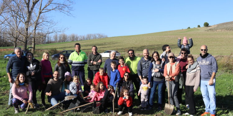 La peña Efebos organiza una jornada de reforestación en el entorno del río Margañán a su paso por Macotera
