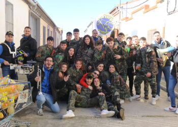 Los quintos de Macotera viven su día más esperado del año y recorren ya las calles de la villa al son de la charanga