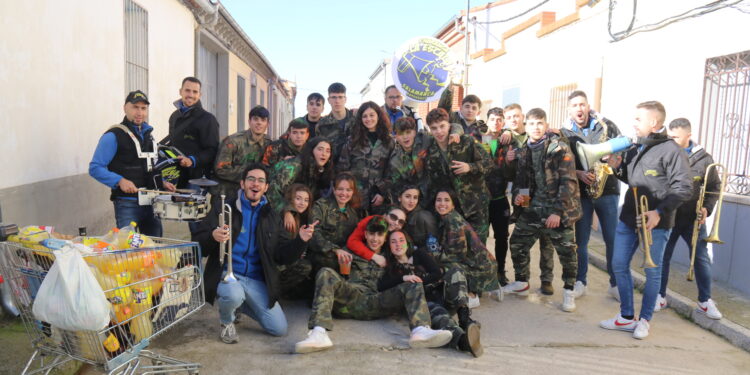 Los quintos de Macotera viven su día más esperado del año y recorren ya las calles de la villa al son de la charanga