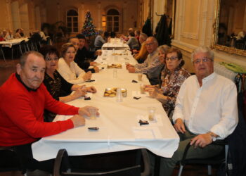 Peñaranda brinda con sus mayores en la fiesta navideña celebrada en el centro social y organizada por el Ayuntamiento