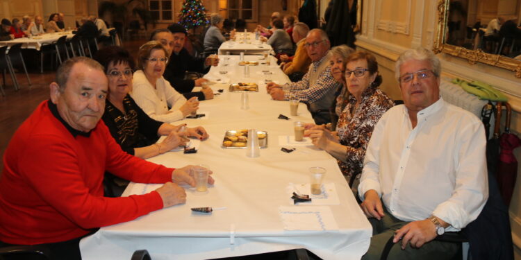 Peñaranda brinda con sus mayores en la fiesta navideña celebrada en el centro social y organizada por el Ayuntamiento