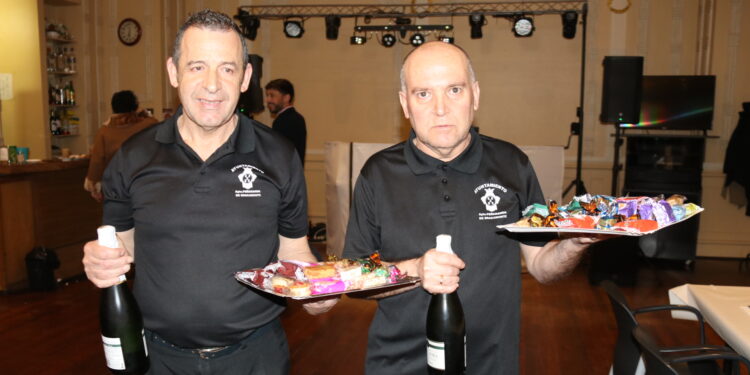 Peñaranda brinda con sus mayores en la fiesta navideña celebrada en el centro social y organizada por el Ayuntamiento