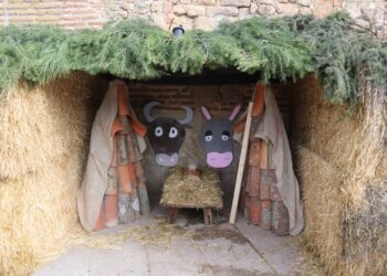 El misterio de la Natividad hecho con tejas, la original decoración que luce estos días la plaza Mayor de Villoria