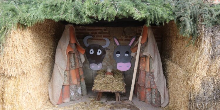 El misterio de la Natividad hecho con tejas, la original decoración que luce estos días la plaza Mayor de Villoria