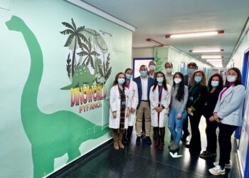 «Dinoworld Pyfano» humaniza los espacios en la zona de consultas pediátricas del Hospital de Salamanca