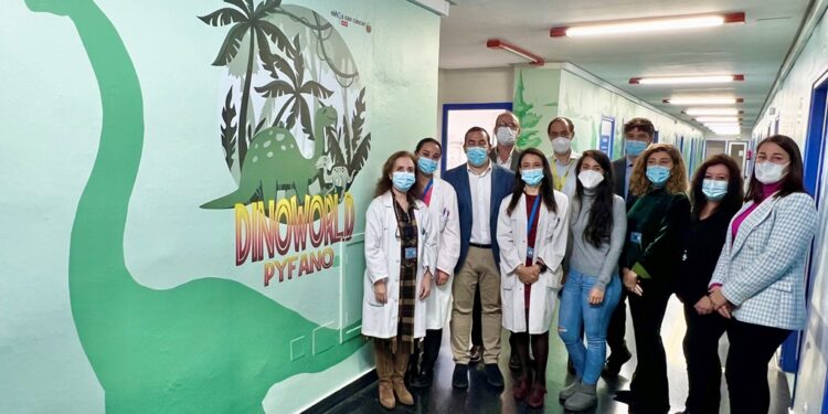«Dinoworld Pyfano» humaniza los espacios en la zona de consultas pediátricas del Hospital de Salamanca
