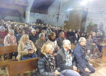 La iglesia de Macotera acoge la representación número 115 de la exitosa obra teatral «Buscando a Nebrija»