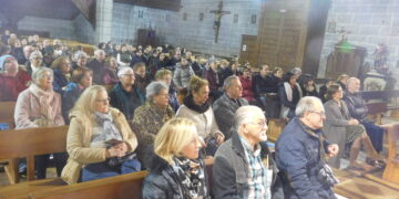 La iglesia de Macotera acoge la representación número 115 de la exitosa obra teatral «Buscando a Nebrija»
